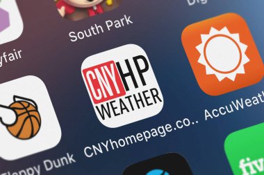 London, Büyük Britanya - 01 Ekim 2018: Cnyhomepage.com hava hareket eden app Nexstar yayın üzerinden bir iphone ekranında.
