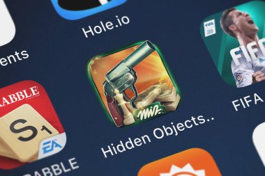 London, Büyük Britanya - 01 Ekim 2018: gizli nesneleri suç hikaye hareket eden app Midva oyunlarından bir iphone ekranında.