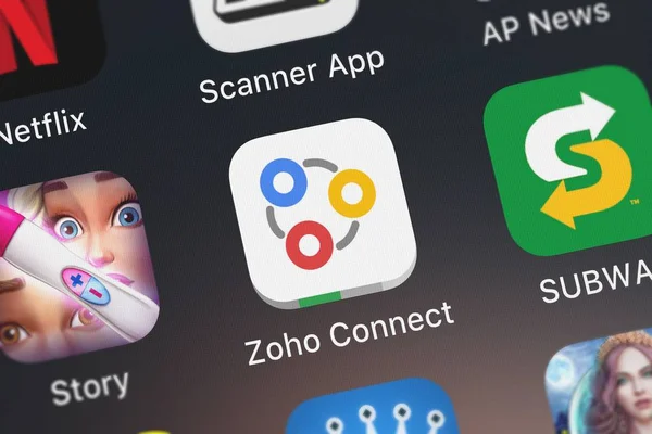 London, Büyük Britanya - 01 Ekim 2018: yakın çekim çekim bir iphone Zoho Connect uygulama simgesine Zoho Corporation.