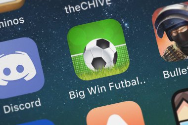 London, Büyük Britanya - 02 Ekim 2018: yakın çekim çekim Hosni Macabando büyük kazanmak Futbal futbol maç Pro uygulama simgesinden bir iphone üzerinde.