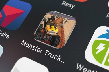 London, Büyük Britanya - 02 Ekim 2018: Screenshot-in hareket eden app canavar kamyon yarış Otoban ücretsiz en iyi ücretsiz ve eğlenceli Oyunlar, Llc.