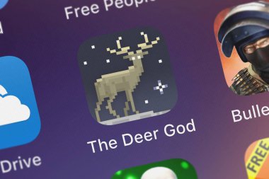 London, Büyük Britanya - 01 Ekim 2018: Close-up Crescent Moon oyunları geyik Tanrı simgesinden bir iphone üzerinde.