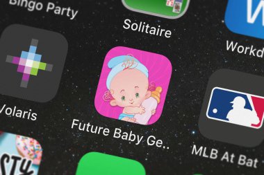 London, Büyük Britanya - 01 Ekim 2018: yakın gelecekte bebek jeneratör - bebek simgenizi gibi Chandni Vachhani bir iphone bakmak.