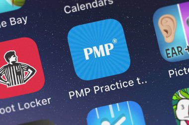 London, Büyük Britanya - 02 Ekim 2018: yakın çekim shot Pmp pratik test mobil App üzerinden Hung Nguyen.