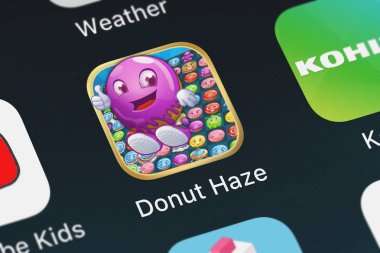 London, Büyük Britanya - 02 Ekim 2018: Close-up Qublix Donut Haze simgesinden bir iphone üzerinde.