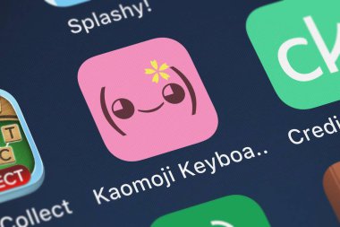 London, Büyük Britanya - 02 Ekim 2018: yakın çekim çekim Qiuxia Zeng'ın popüler uygulaması Kaomoji Keyboard Pro.