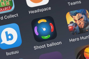 London, Büyük Britanya - 01 Ekim 2018: Screenshot-in en iyi ücretsiz mobil app ateş balon iğne sınırlı düşünme dışarı çekim oyunu. 