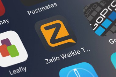 London, Büyük Britanya - 02 Ekim 2018: ekran görüntüsü bir iphone simgesine Zello Zello Walkie Talkie mobil App'ten.