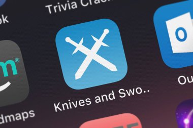 London, Büyük Britanya - 02 Ekim 2018: bıçak ve kılıç toplayıcı bir iphone ekranında fotoğrafları üzerinden mobil app ipad için.