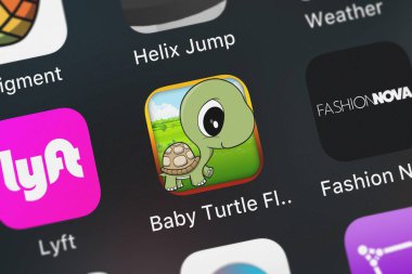 London, Büyük Britanya - 01 Ekim 2018: yakın çekim shot bebek kaplumbağa uçan - uygulama simgesi makyaj Mania hikaye oyunlarından bir iphone üzerinde sinek kaplumbağa yarış.