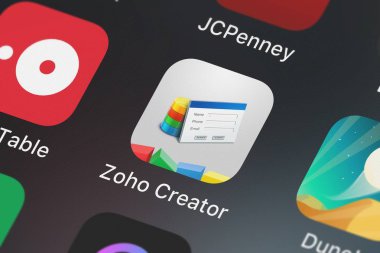 London, Büyük Britanya - 02 Ekim 2018: yakın çekim çekim bir iphone Zoho oluşturan uygulama simgesine Zoho Corporation.