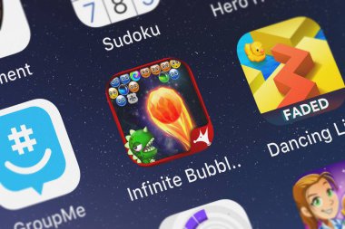 London, Büyük Britanya - 01 Ekim 2018: Close-up shot sonsuz Bubble Shooter Hd mobil App Fino yumuşak Inc..