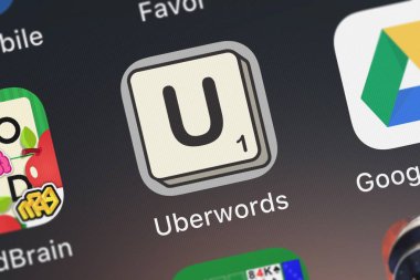 London, Büyük Britanya - 01 Ekim 2018: Uberwords - Ultimate beyin eğitim oyundan Elevate ve hedef Anagram Genius hareket eden app için Migoapps, Llc bir iphone ekranında.
