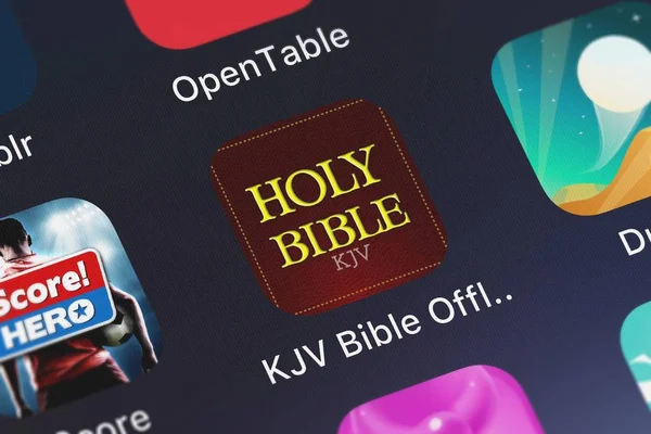 ロンドン イギリス 2018 Kjv 聖書オフラインです Iphone の画面上からアラン Dziwornu オーディオ Kjv — ストック写真