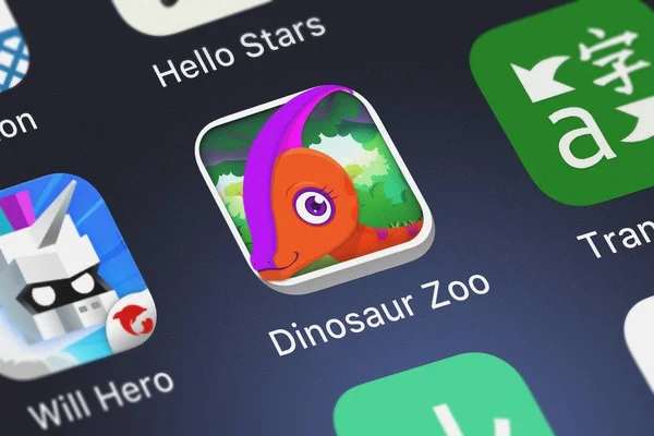 ロンドン イギリス 2018 恐竜動物園 Iphone 画面上 Yateland から子供の無料モバイル アプリのジュラシック パークで発見恐竜ゲーム — ストック写真