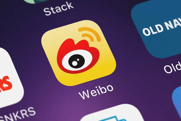 London, Büyük Britanya - 02 Ekim 2018: Close-up shot, Sina Corporation (Nasdaq: Sina)'ın popüler uygulaması Weibo.