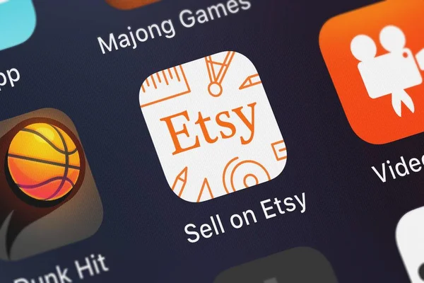 London, Büyük Britanya - 01 Ekim 2018: satmak bir iphone ekran üzerinde Etsy mobil App Etsy, Inc.