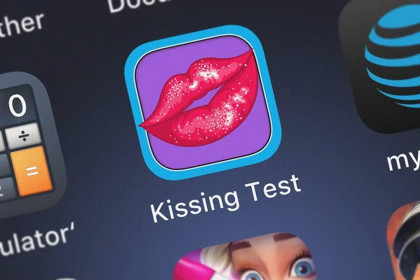 携帯アプリのキスのテスト 一番携帯から友人と楽しい熱いゲームのロンドン イギリス 2018 スクリーン ショット — ストック写真