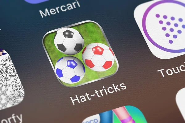 London, Büyük Britanya - 02 Ekim 2018: Close-up Hat-Trick: 3 büyük futbol freebies Magicsolver her gün simgesinden bir iphone üzerinde puan edinildi..