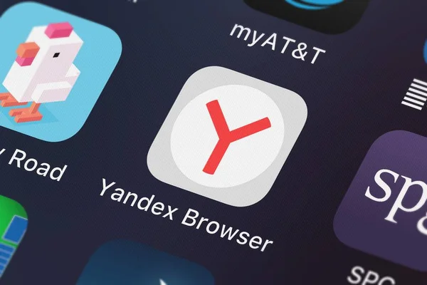 London, Büyük Britanya - 02 Ekim 2018: Close-up bir iphone Yandex LLC Yandex tarayıcı simgesine.