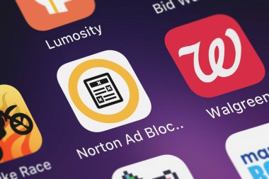London, Büyük Britanya - 02 Ekim 2018: ekran görüntüsü Norton reklam engelleyici: daha hızlı göz atın. Reklamları ortadan kaldırmak. Symantec simgesi bir iPhone mobil uygulaması.