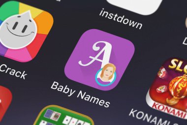 London, Büyük Britanya - 02 Ekim 2018: bebek isimleri: kız çocuk isim anlamları ve kökenleri bir iphone ekranında ana App çözümleri mobil uygulaması.