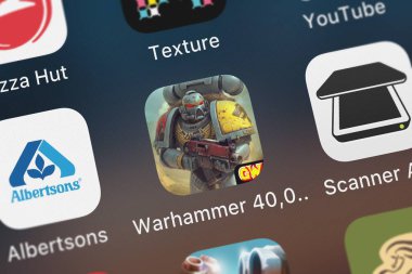 London, Büyük Britanya - 02 Ekim 2018: Close-up Warhammer 40.000: Herocraft Ltd. alan kurt simgesinden bir iphone üzerinde.