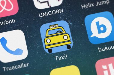 London, Büyük Britanya - 02 Ekim 2018: taksi mobil uygulaması tam ekran, Llc bir iphone ekranında gelen.