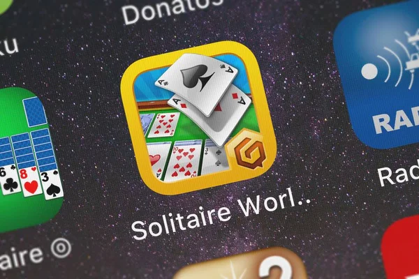 London, Büyük Britanya - 02 Ekim 2018: Screenshot-in hareket eden app Solitaire World Tour Qublix.