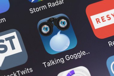 London, Büyük Britanya - 02 Ekim 2018: Close-up konuşurken koruyucu gözlük - köpüklü Apps Bv konuşma simgesinden bir iPhone sahip bir fotoğraf makinesi.