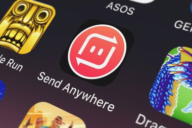 London, Büyük Britanya - 01 Ekim 2018: göndermek herhangi bir yerde - dosya transferi bir iphone ekran Estmob Inc mobil uygulaması.