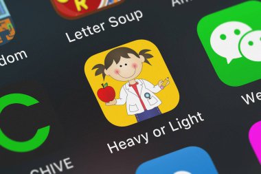 London, Büyük Britanya - 02 Ekim 2018: yakın çekim kadeh ışık - Donkeysoft Inc. oyun uygulama simgesi bir iphone üzerinde ağırlığında bilim veya ağır.