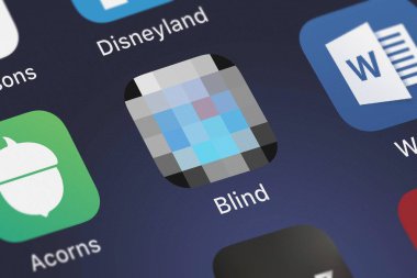 London, Büyük Britanya - 02 Ekim 2018: Close-up zorunlu ortaya koyma – 1 x Charlie detayları tarayıcı simgesini bir iphone üzerinde.