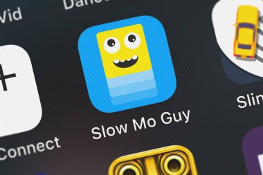 London, Büyük Britanya - 02 Ekim 2018: yavaş Mo adam hareket eden app Simon Crack üzerinden bir iphone ekranında.