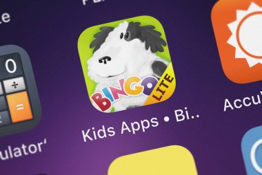London, Büyük Britanya - 02 Ekim 2018: ekran görüntüsü çocuklar Apps Bingo Abc alfabe phonics şarkı. Karaoke müzik ile etkileşimli tekerlemeler. Tinyhands Apps Eğitim öğrenme Oyunlar için bebekler küçük bebekler ve çocuklar Corp simgesinden mobil uygulaması 