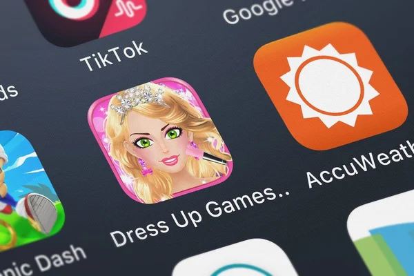 レイモンド からアプリケーションのアイコンを Iphone の女の子サロンのためのゲームをドレスのロンドン イギリス 2018 クローズ アップ ショット — ストック写真