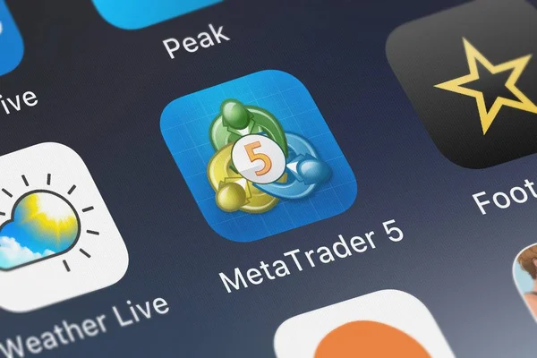 London, Büyük Britanya - 02 Ekim 2018: Close-up Metatrader 5 - Forex, Metaquotes yazılım Corp hisse senedi simgesinden bir iphone üzerinde.