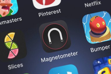 London, Büyük Britanya - 02 Ekim 2018: Close-up Magnetometer - metal dedektörü ve Vlad Polyanskiy tesla ve gauss simgesinden bir iphone üzerinde manyetik alan metre.