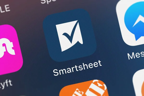 London, Büyük Britanya - 01 Ekim 2018: ekran görüntüsü Smartsheet Inc.'in mobil app Smartsheet.