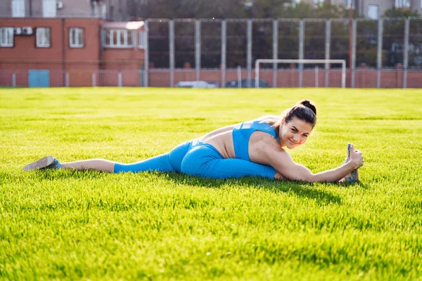 Krásná Atletická Běloška Sedící Motouzu Zeleném Travnatém Sportovním Stadionu Dělat — Stock fotografie