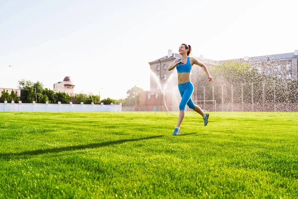 Joven Atleta Profesional Mujer Practicando Una Carrera Estadio Hierba Verde — Foto de Stock