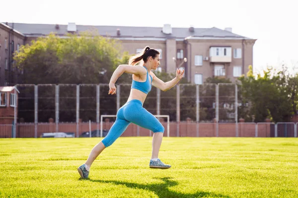 Joven Atleta Profesional Mujer Practicando Una Carrera Estadio Hierba Verde —  Fotos de Stock