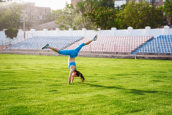 Atleta Donna Saltando Capriola Sullo Stadio Facendo Esercizi All Aperto — Foto Stock