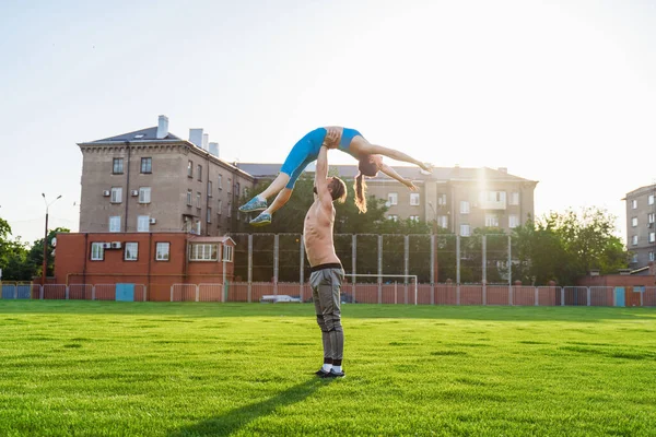 Adatto Giovani Coppie Che Fanno Acro Yoga Nel Parco Sullo — Foto Stock