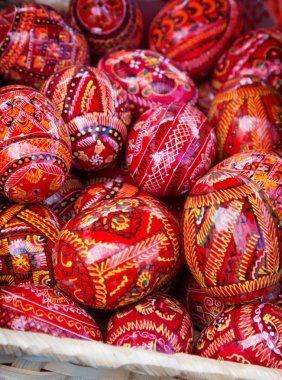 Parlak boyalı Market açık havada, hasır sepet yumurta Paskalya tatili.
