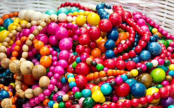 Collares Multicolores Madera Étnica Mercado Decoraciones Tradicionales — Foto de Stock