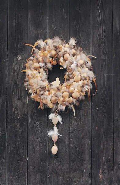 Traditional handmade wreath for easter, outside on the door, Eur — Stock Photo, Image