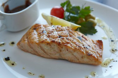 Restorandaki balık bifteği. Fotoğraf.