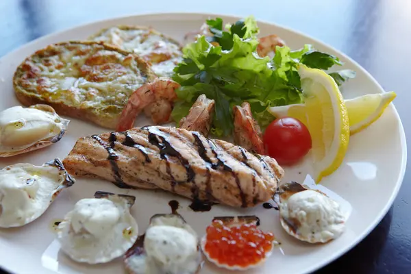 Restorandaki balık bifteği. Fotoğraf.