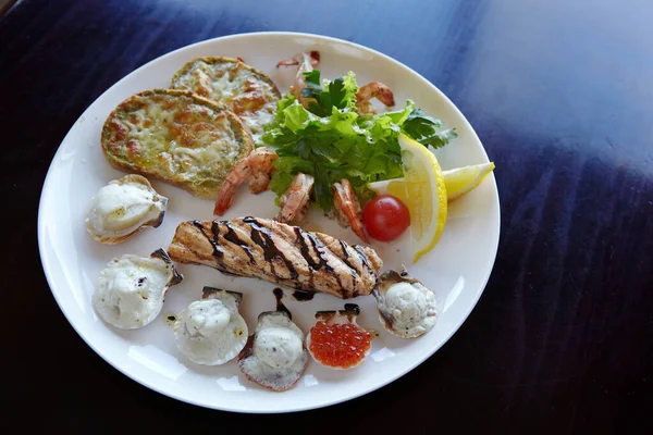 Restorandaki balık bifteği. Fotoğraf.